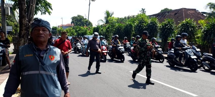 Kolaborasi Bhabinkamtibmas, Babinsa, Linmas, dan Pecalang Amankan Upacara Ngaben Warga Banjar Kayumas Kaja