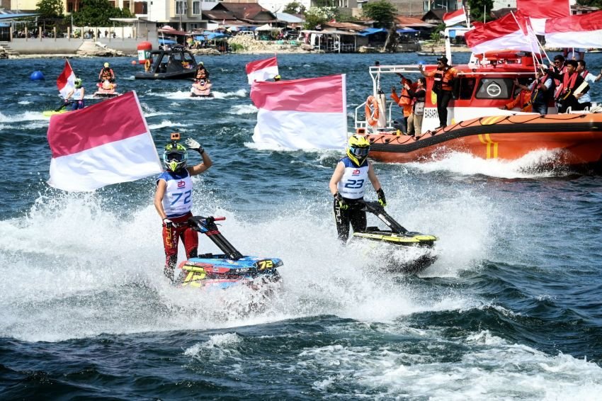 Parade Merah Putih Meriahkan Kejuaraan Dunia Aquabike di Danau Toba