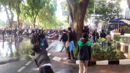 Aksi Mahasiswa di DPRD Sumut Ricuh, Pagar Roboh dan Jurnalis Jadi Korban Salah Tangkap