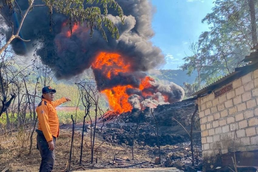 Hari Ketiga, Pemadaman Api Sumur Minyak Ilegal Blora Terus Diupayakan dengan Bantuan Ekskavator dan Media Tanah