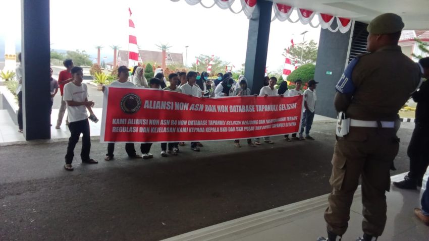 Aliansi Pegawai Honor R4 Gelar Aksi Damai, Tuntut Kejelasan Status di Depan Kantor Bupati Tapsel