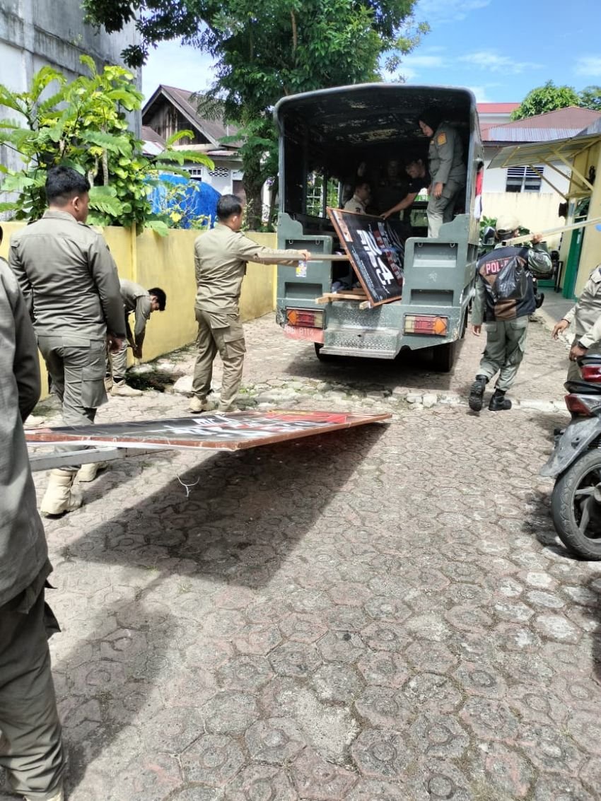 Satpol PP Padangsidimpuan Tertibkan Banner dan Pondok di Kawasan Protokol dan Wisata