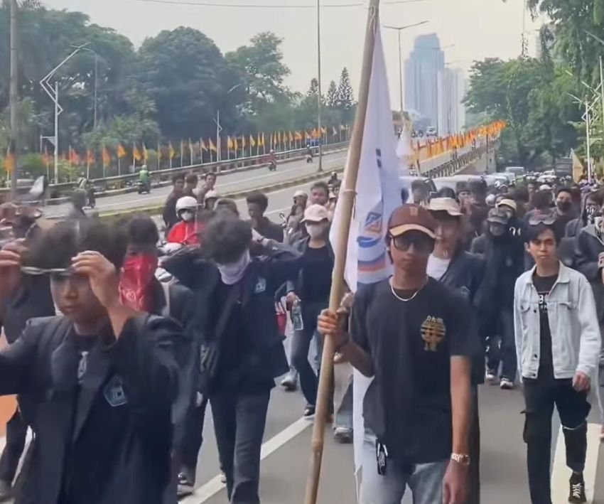 Usai Aksi Buruh, Massa Mahasiswa Datangi Gedung DPR Bawa Spanduk Tuntutan
