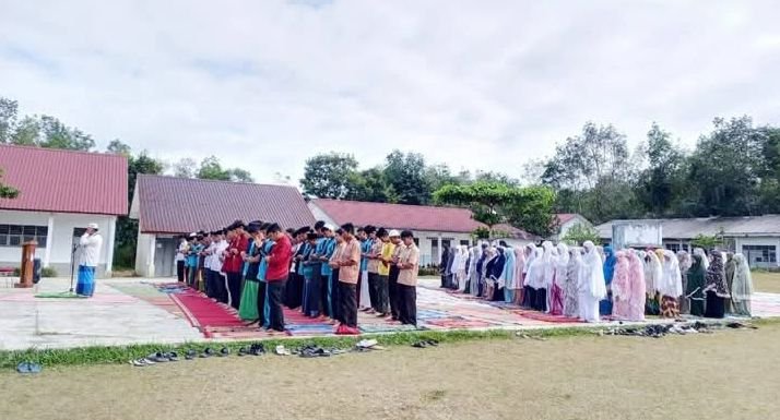 Di Tengah Kekeringan, SMAN 1 Arse Gelar Salat Minta Hujan Bersama Guru dan Siswa
