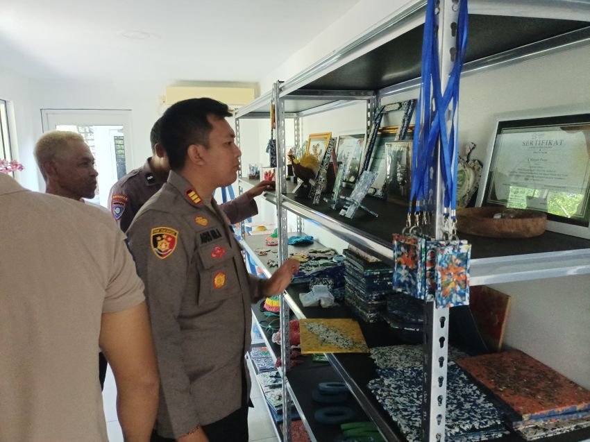 Kapolsek Denpasar Selatan Apresiasi Pengolahan Sampah Plastik Bernilai Ekonomi di Serangan
