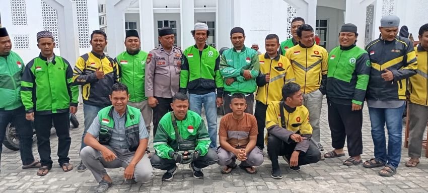 Pengemudi Ojol dan Kanit Dalmas Polres Padangsidimpuan Gelar Sholat Ghaib untuk Doakan Alm. Affan Kurniawan
