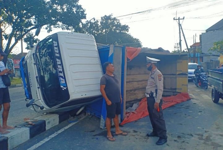 Truk Terguling Akibat Sopir Mengantuk di Simpang Sekarsari, Unit Lantas Polsek Dentim Lakukan Penanganan Cepat