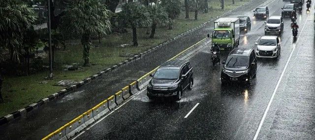 BMKG: Sejumlah Wilayah Jakarta Diprediksi Hujan Sore Hari, Warga Diimbau Siaga