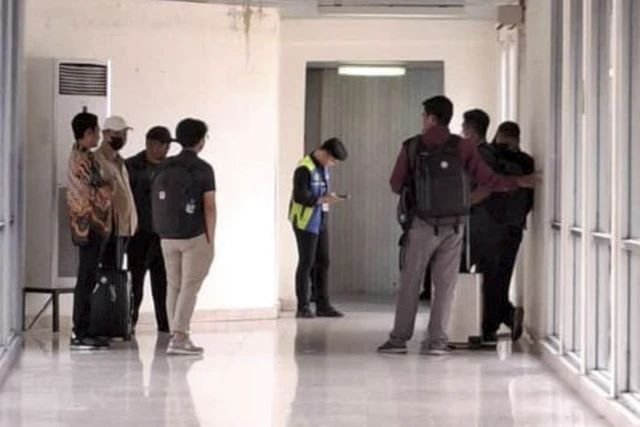 Dikenakan OTT Terkait DAK RS, Bupati Koltim Abdul Azis Diterbangkan Menuju Gedung KPK