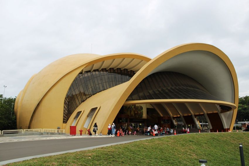 TMII Diserbu Ribuan Pengunjung saat Libur Cuti Bersama, Tiket Masuk Diskon hingga Gratis untuk Nama 'Agus'