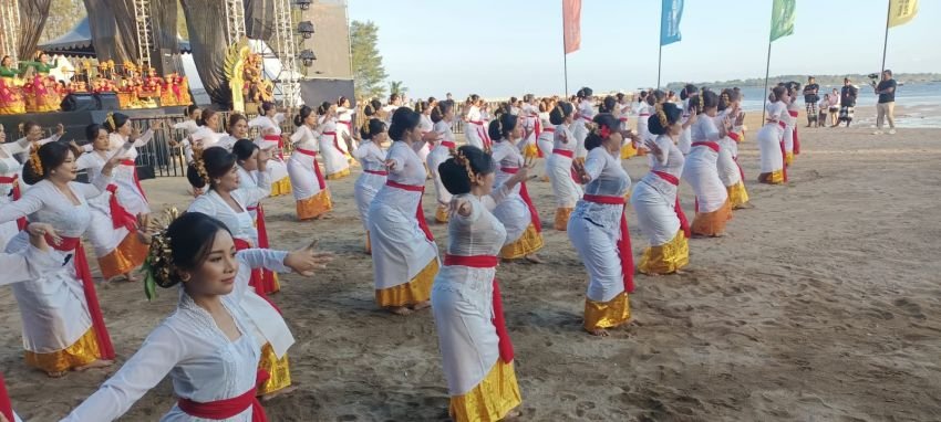 Polisi Hadir di Tengah Budaya: Bhabinkamtibmas Amankan Pembukaan Pesona Budaya Sanur Kauh 2025