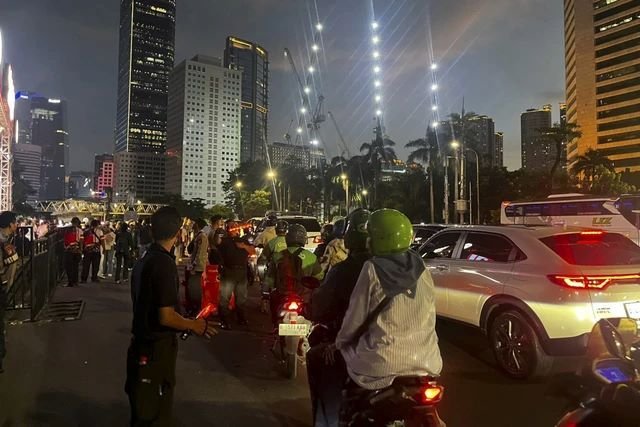 Warga Padati Panggung Pesta Rakyat HUT ke-80 RI di Dukuh Atas, Lalu Lintas Padat