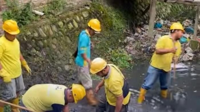Petugas SDABMBK Medan Bersihkan Drainase, Antisipasi Banjir Saat Musim Hujan