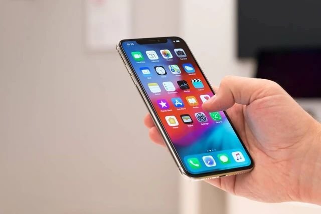 Apple dan Google Dikabarkan Negosiasi Integrasi AI Gemini ke Siri Generasi Baru