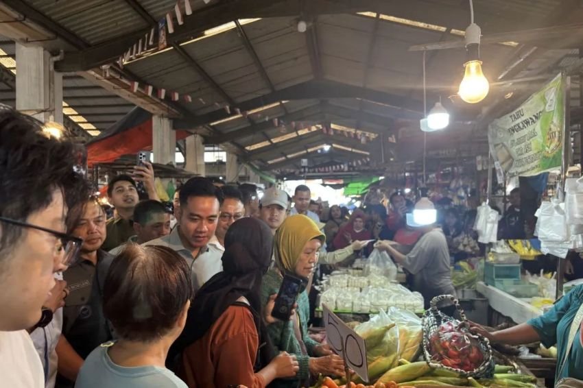 Gibran Blusukan ke Pasar Flamboyan Pontianak, Borong Pakis Hutan dan Ikan Asin