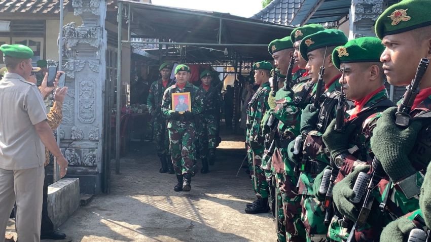 Kodim 1617/Jembrana Gelar Upacara Militer, Lepas Letkol Purn. I Ketut Wandra ke Peristirahatan Terakhir
