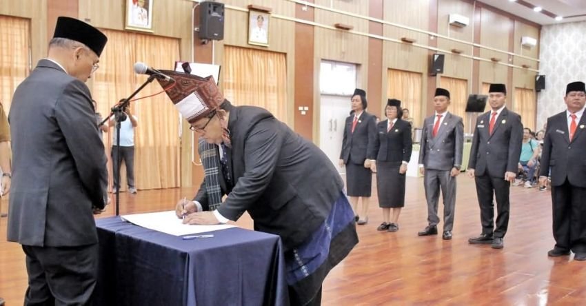 Bupati Anton Saragih Lantik Mixnon Andreas Simamora sebagai Sekda Simalungun