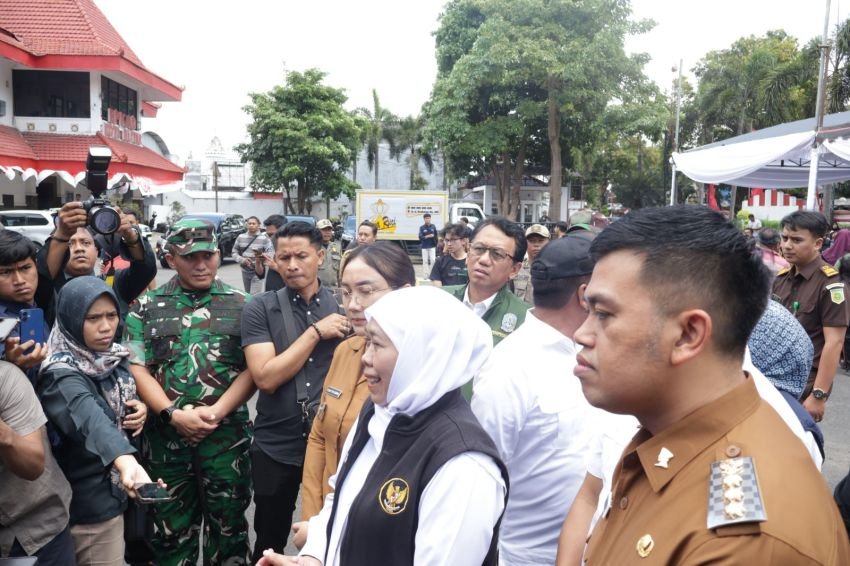 Gubernur Jatim Bersama Dandim 0808 dan Forkopimda Gelar Gerakan Pangan Murah di Blitar, Ratusan Warga Antusias Serbu Pasar Pon