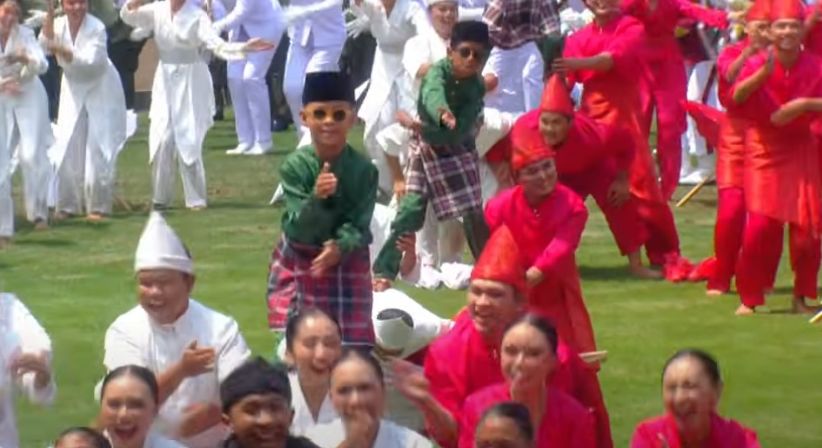 Rayyan &lsquo;Aura Farming&rsquo; Tampil Memukau dengan Tarian Pacu Jalur di Depan Presiden Prabowo