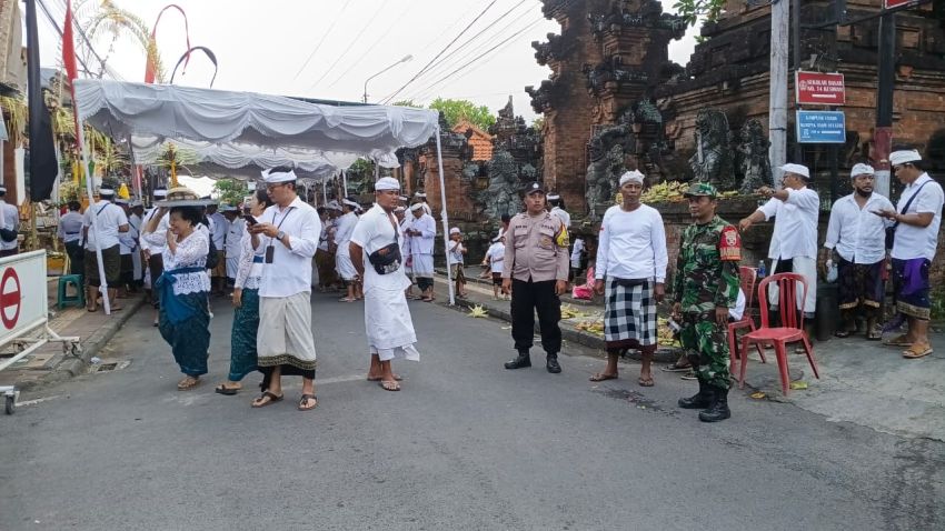 Walikota Denpasar Hadiri Upacara Mlaspas dan Piodalan di Banjar Batanbuah, Sinergi TNI-Polri Jaga Keamanan dan Kelancaran Acara Adat