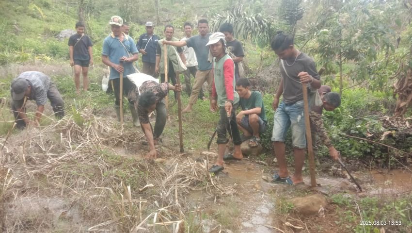 Warga Dusun Kantin Gelar Gotong Royong ke Aek Siulak-Ulak Sialaman Jae, Lestarikan Tradisi Lokal