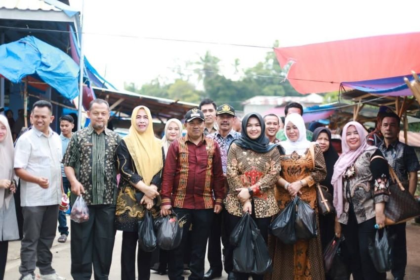 Wabup Madina Sarapan Lontong dan Berbelanja di Pasar Tapanuli, Dukung Penuh Pedagang Lokal