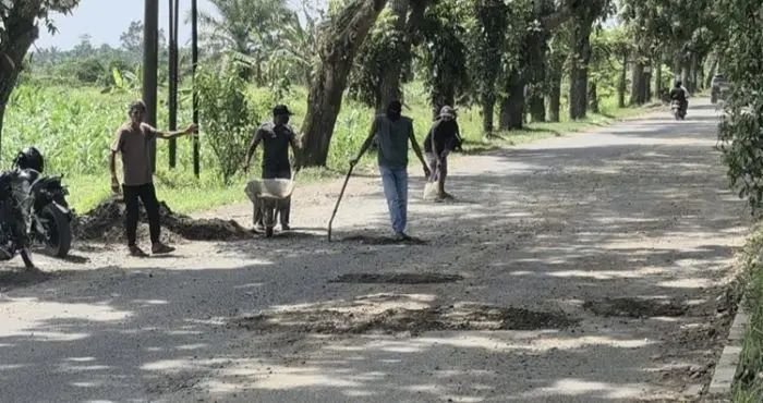 Prihatin Banyak Kecelakaan, Warga Stabat Gotong Royong Timbun Jalan Rusak di Proklamasi