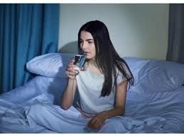 Benarkah Minum Air Malam Hari Bisa Rusak Ginjal? Ini Penjelasan Ahli