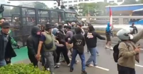 Demo Tolak Tunjangan Rumah DPR Ricuh, Polisi Bubarkan Massa dengan Water Cannon