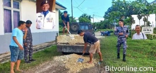 TNI AL Danposal Lahewa Bersama Warga Gelar Aksi Gotong Royong Perbaiki Jalan