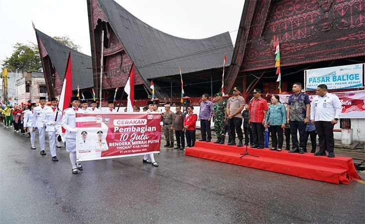 Sambut Kemerdekaan, Pemkab Toba Bagikan 3.088 Bendera Merah Putih di Balige