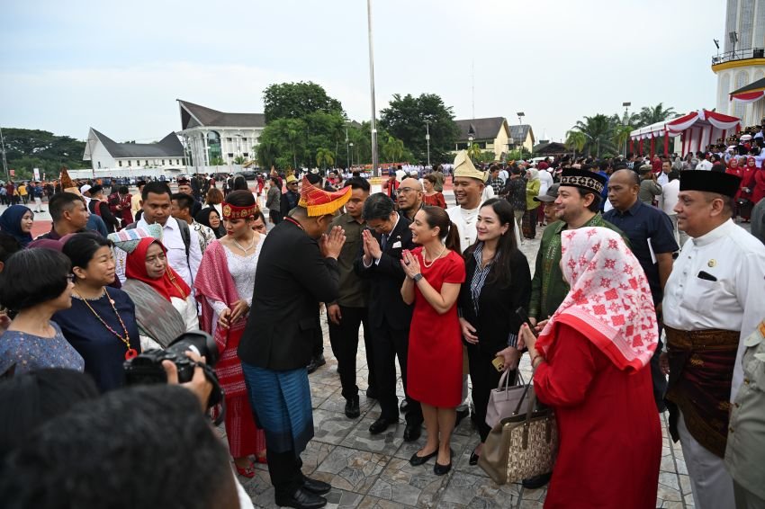 Semangat Keberagaman! Gubernur Bobby Nasution, Wagub, dan Sekdaprov Sumut Kompak Kenakan Baju Adat di Upacara HUT ke-80 RI