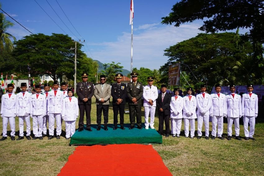 Khidmat di Bawah Terik Matahari, Anggota DPR RI Nasir Djamil Jadi Irup HUT RI ke-80 di Simpang Tiga, Aceh Besar