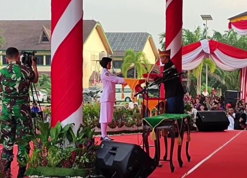 Gubernur Sumut Bobby Nasution Pimpin Upacara HUT RI ke-80 dengan Pakaian Adat Pakpak Bharat