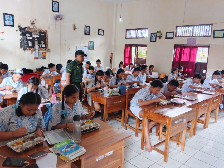Babinsa Desa Bajera Kawal Pendistribusian Makan Bergizi Gratis untuk Siswa Selemadeg, Pastikan Berjalan dengan Baik