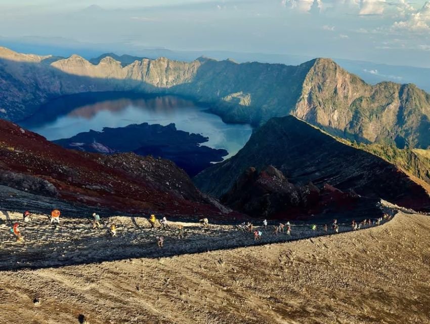Kabar Bahagia! Pendakian Gunung Rinjani Resmi Dibuka Kembali 11 Agustus 2025, Simak SOP Terbarunya!
