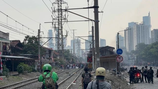 Demo Ricuh Ganggu Perjalanan KRL, Rute Rangkasbitung-Tanah Abang Dihentikan Sementara