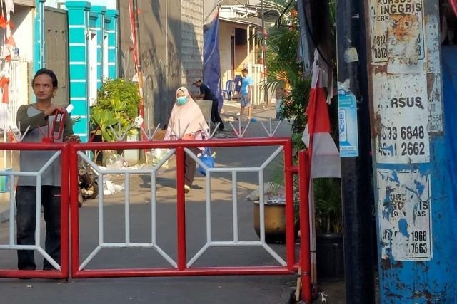 Jalan Menuju Rumah Ahmad Sahroni Ditutup Usai Penjarahan dan Perusakan oleh Massa