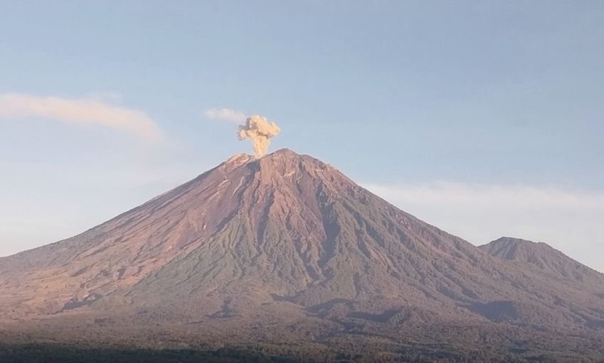 Gunung Semeru Meletus 4 Kali Pagi Ini, Kolom Abu Capai 1.000 Meter