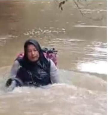 Viral! Aksi Heroik Bidan Dona Berenang Seberangi Sungai Demi Obati Pasien di Pasaman, Sumbar