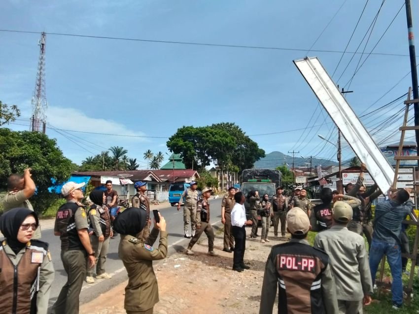 Satpol PP Padangsidimpuan Tertibkan Banner dan Pondok Tertutup di Tor Simarsayang