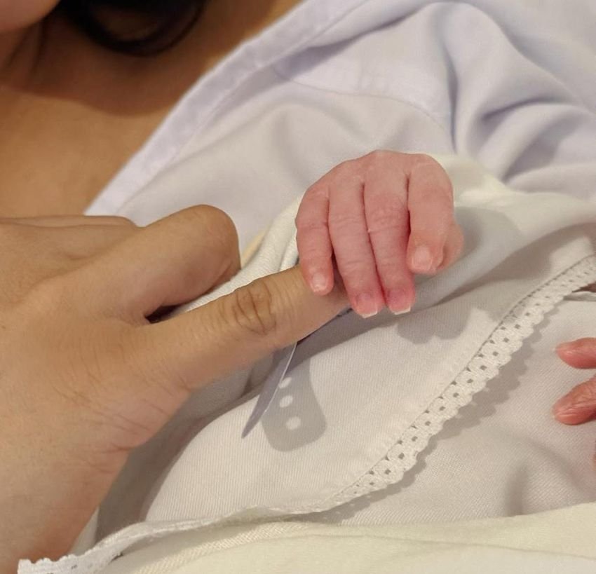 Erika Carlina Sambut Kelahiran Putra Pertama, Beri Nama Andrew Raxy Neil