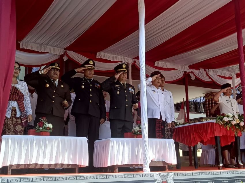 Waka Polres Jembrana Hadiri Upacara Peringatan HUT ke-80 Kemerdekaan RI di Stadion Pecangakan