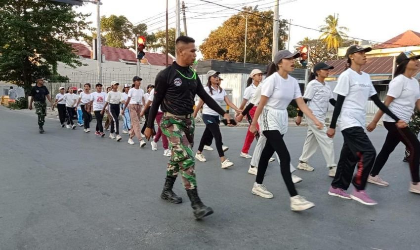 Pos Salore Latih Ibu-Ibu PKK Tulakadi Jelang Lomba Gerak Jalan HUT ke-80 RI