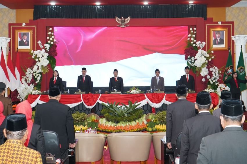 Dandim 0808/Blitar Bersama Forkopimda Ikuti Pidato Kenegaraan dan Bagikan Bendera Merah Putih Jelang HUT ke-80 RI