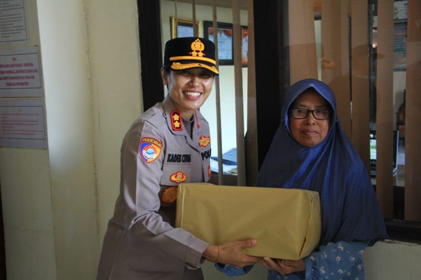 Kapolres Jembrana Gelar Program Minggu Kasih di Desa Tukadaya, Warga Terima Bantuan Bingkisan