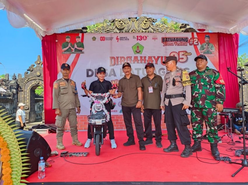 Jalan Santai HUT ke-95 Desa Batu Agung Meriah, Babinsa Serda Made Suwirta Kawal Ketertiban Warga