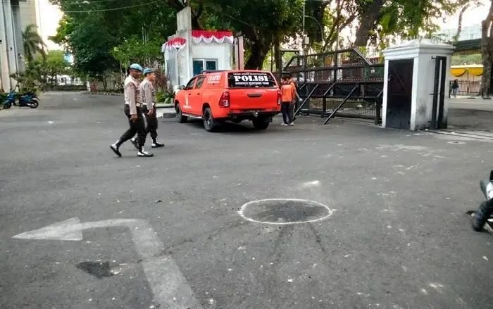 Pelajar Lempari Gedung DPRD Sumut dengan Bom Molotov, Polisi Amankan Beberapa Pelaku