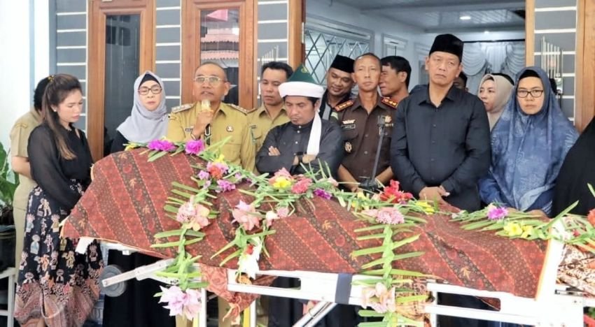 Takziah ke Rumah Duka, Bupati Anton Saragih Sampaikan Duka Mendalam atas Wafatnya Mertua Ketua DPRD Simalungun