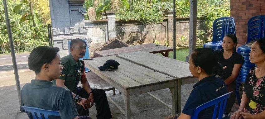 Babinsa Mendoyo Dauh Tukad Melayat Warga yang Meninggal Dunia